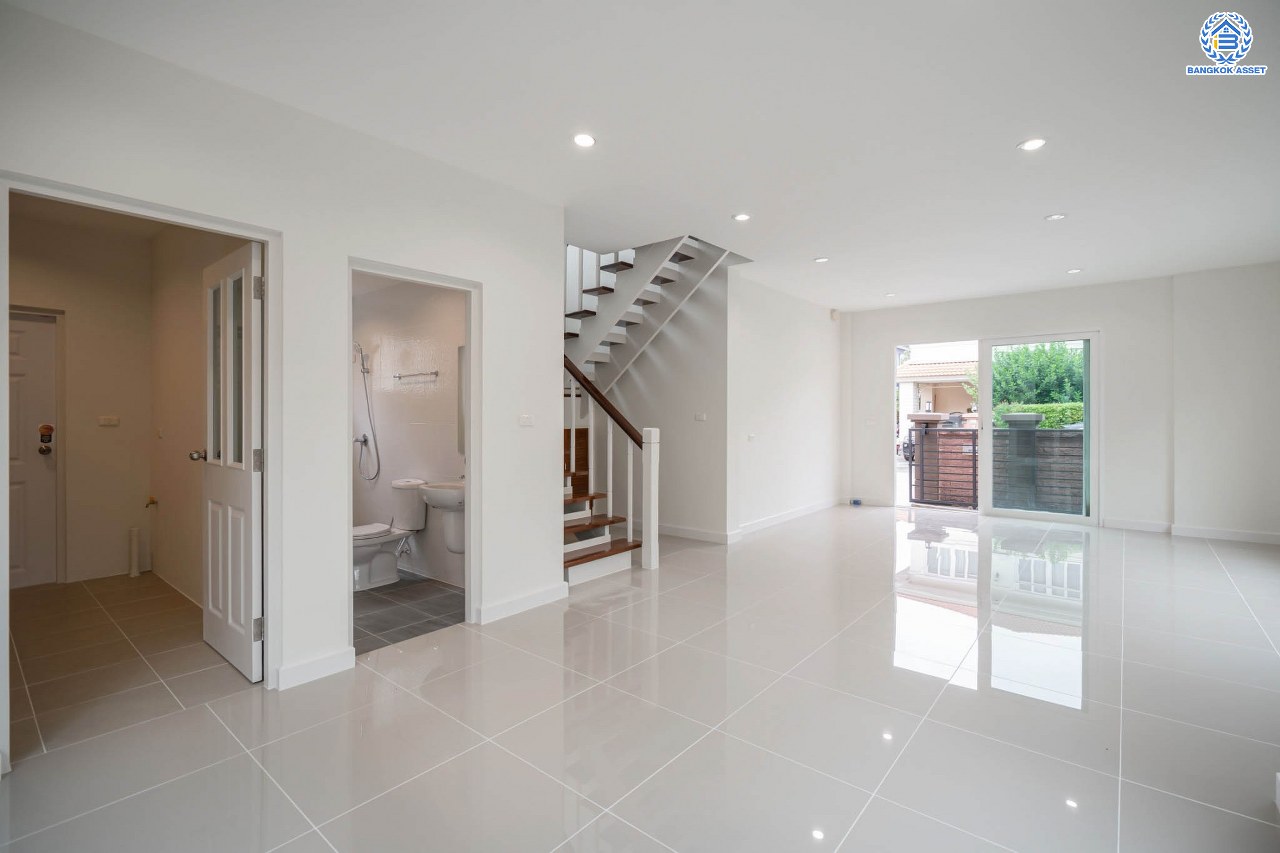 บ้านมือสองตกแต่งใหม่ โครงการ คาซ่าวิลล์ ราชพฤกษ์-แจ้งวัฒนะ จากแบรนด์ Q.House ต่อเติมครบพร้อมเข้าอยู่ เนื้อที่ 50.6 ตร.ว. ฟังก์ชันจัดเต็ม 3 ห้องนอน 2 ห้องน้ำ จอดรถได้ 2 คัน บนทำเลศักยภาพ ติดถนนราชพฤกษ์ ใกล้ทางด่วน "แจ้งวัฒนะ" และเซ็นทรัลแจ้งวัฒนะ